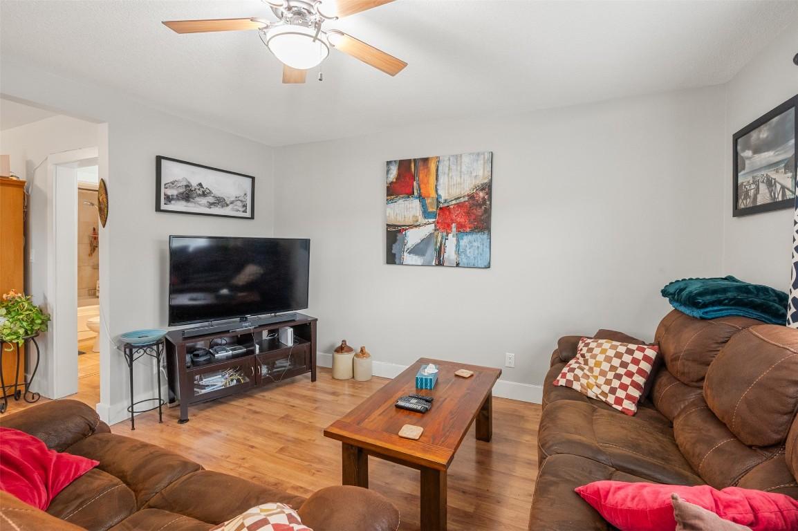 598 Van Horne Street, Penticton, BC - Indoor Photo Showing Living Room