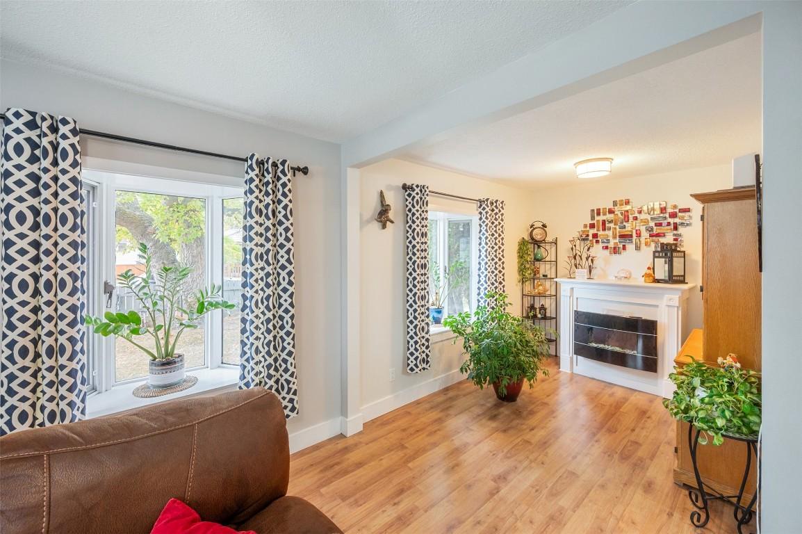 598 Van Horne Street, Penticton, BC - Indoor Photo Showing Living Room With Fireplace