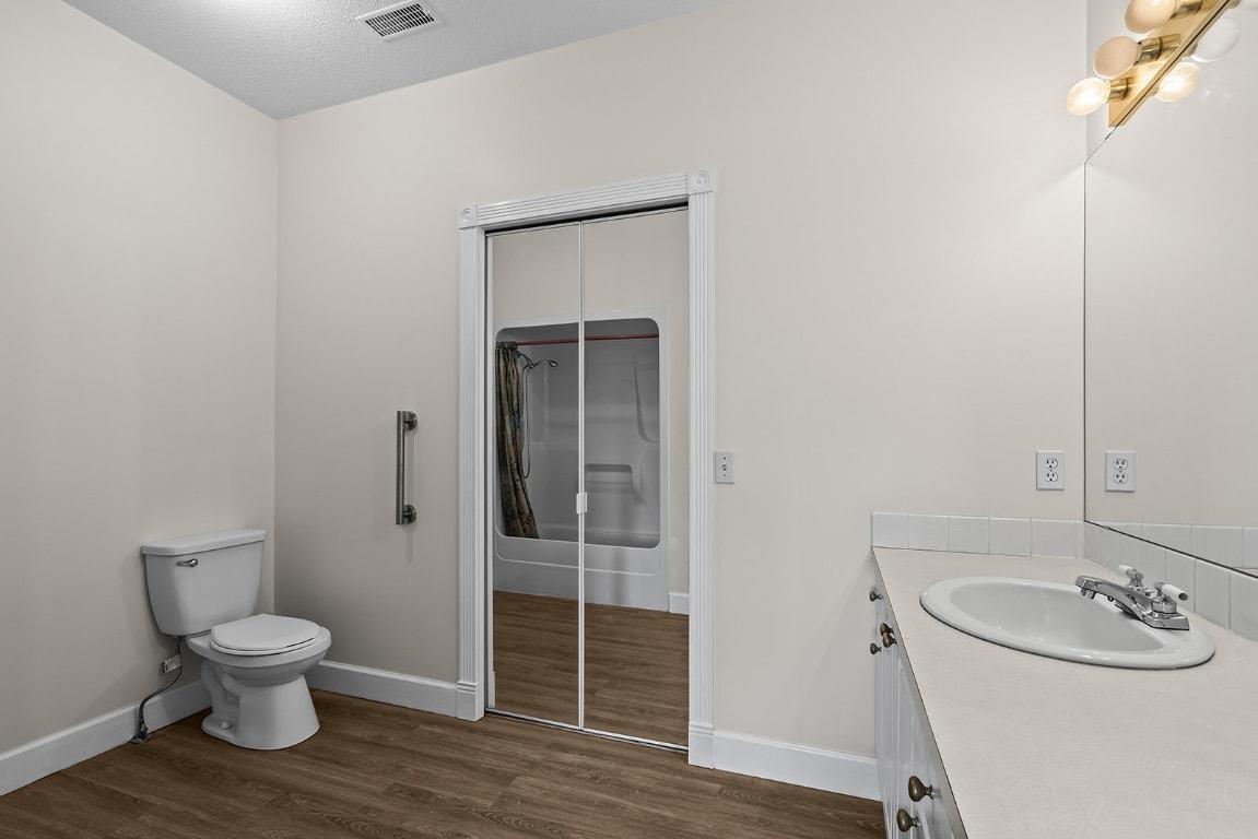 203-1940 Richter Street, Kelowna, BC - Indoor Photo Showing Bathroom