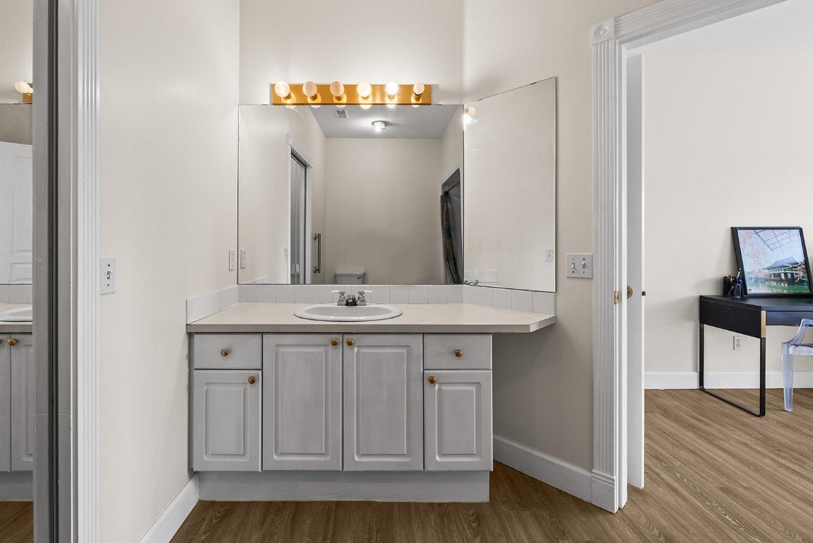 203-1940 Richter Street, Kelowna, BC - Indoor Photo Showing Bathroom