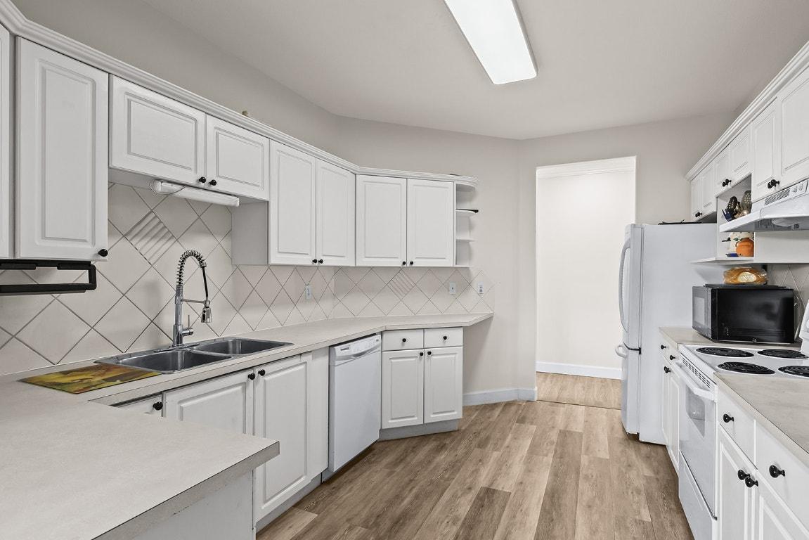 203-1940 Richter Street, Kelowna, BC - Indoor Photo Showing Kitchen With Double Sink