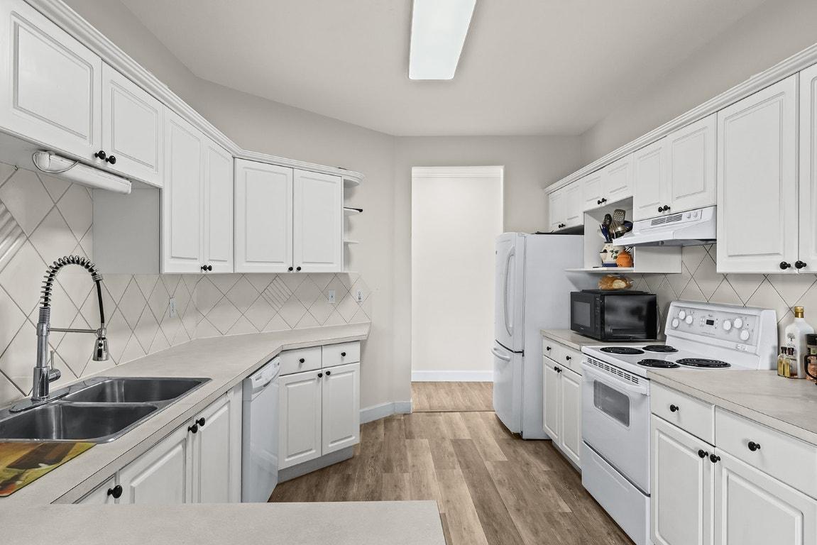 203-1940 Richter Street, Kelowna, BC - Indoor Photo Showing Kitchen With Double Sink