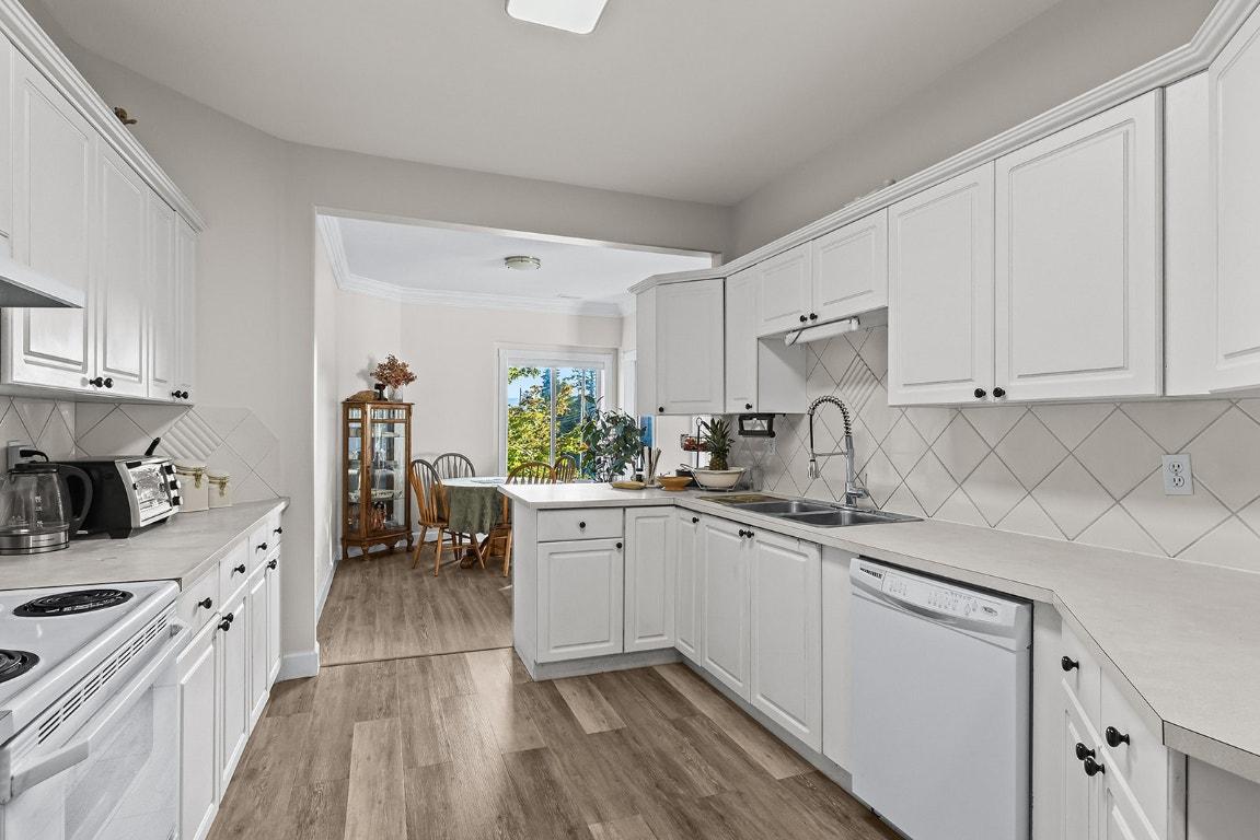 203-1940 Richter Street, Kelowna, BC - Indoor Photo Showing Kitchen With Double Sink