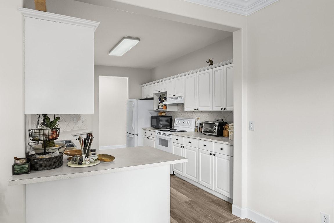 203-1940 Richter Street, Kelowna, BC - Indoor Photo Showing Kitchen