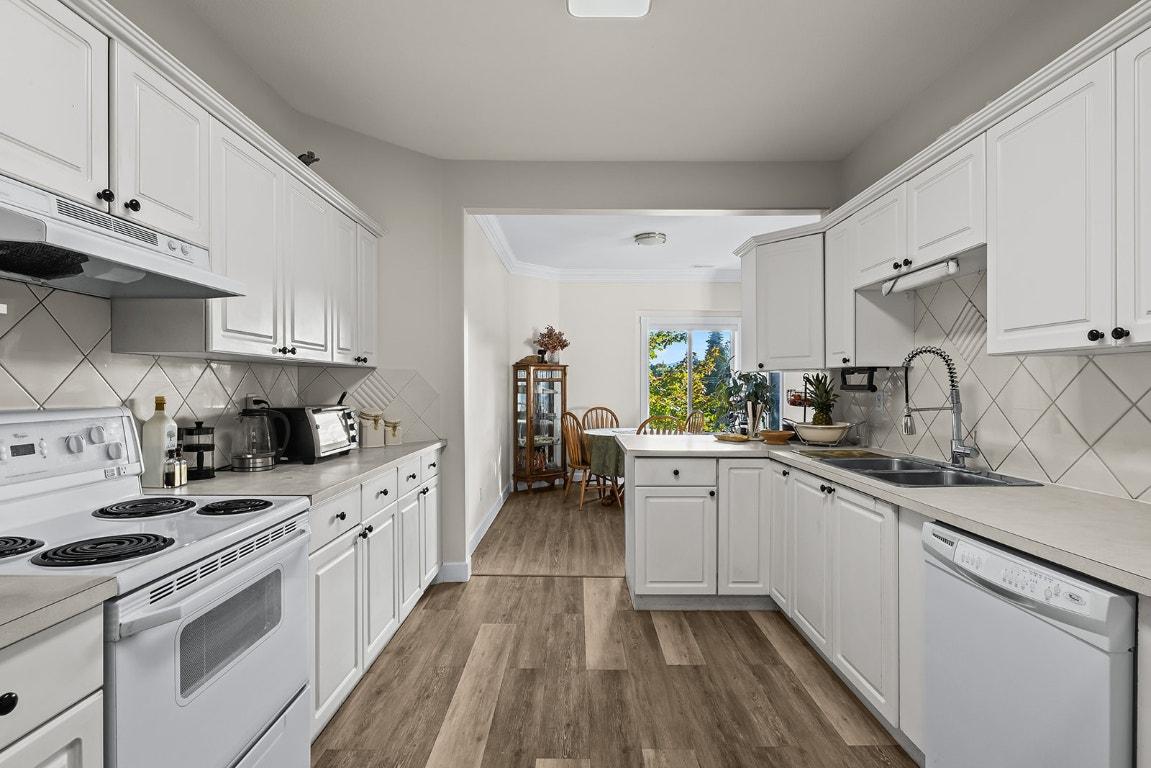 203-1940 Richter Street, Kelowna, BC - Indoor Photo Showing Kitchen With Double Sink