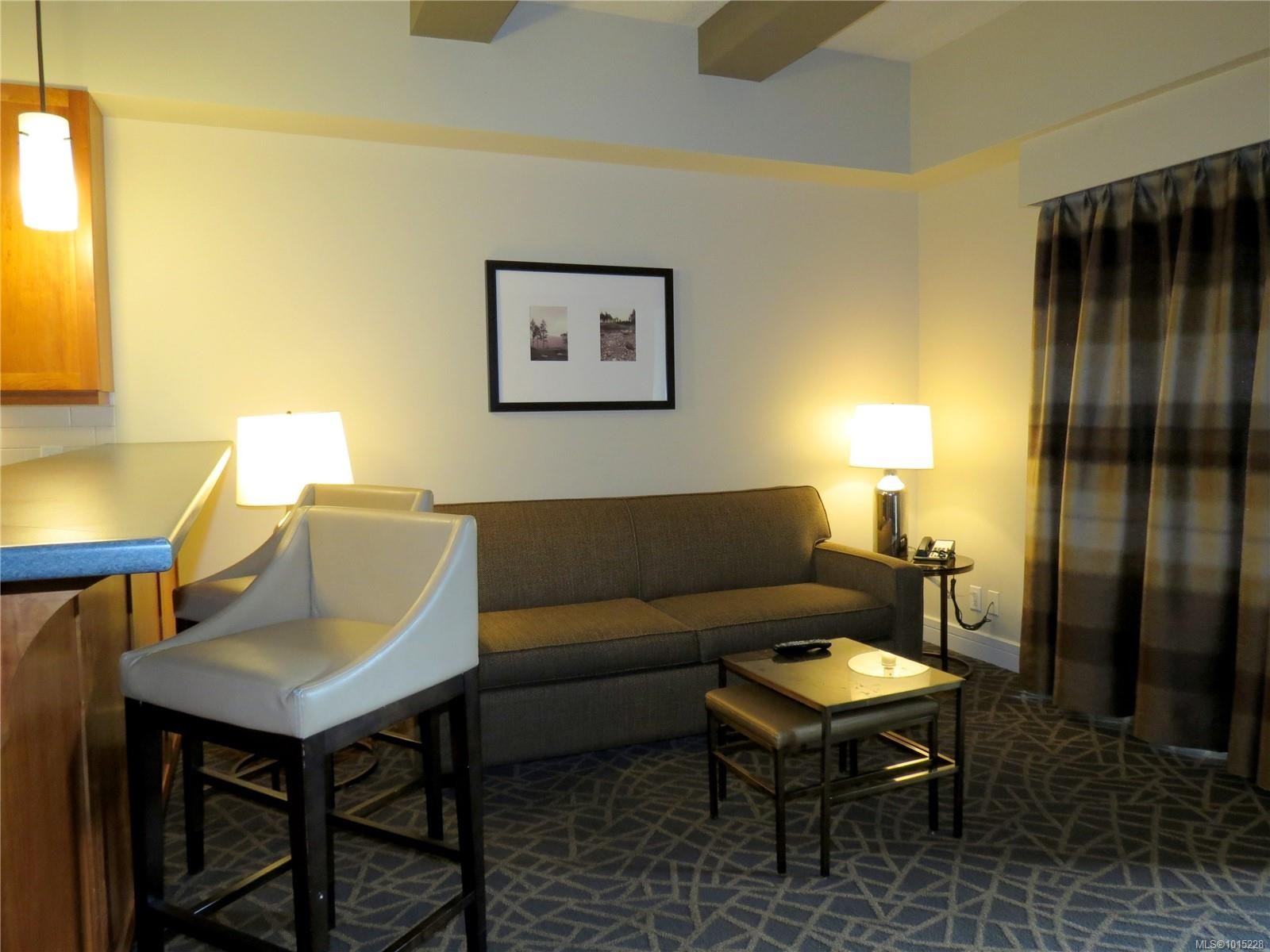 205/207D-1376 Lynburne Pl, Langford, BC - Indoor Photo Showing Living Room