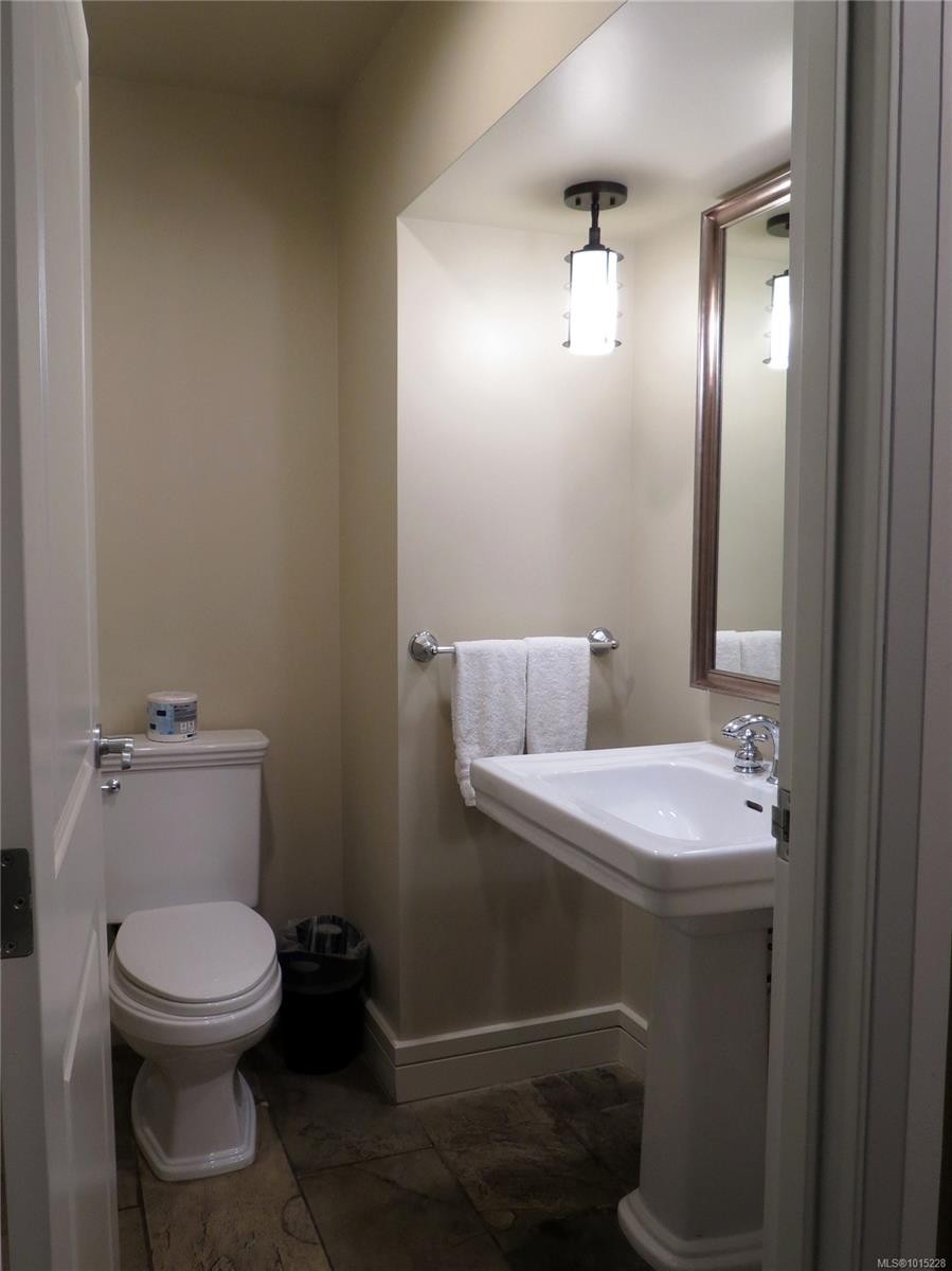 205/207D-1376 Lynburne Pl, Langford, BC - Indoor Photo Showing Bathroom