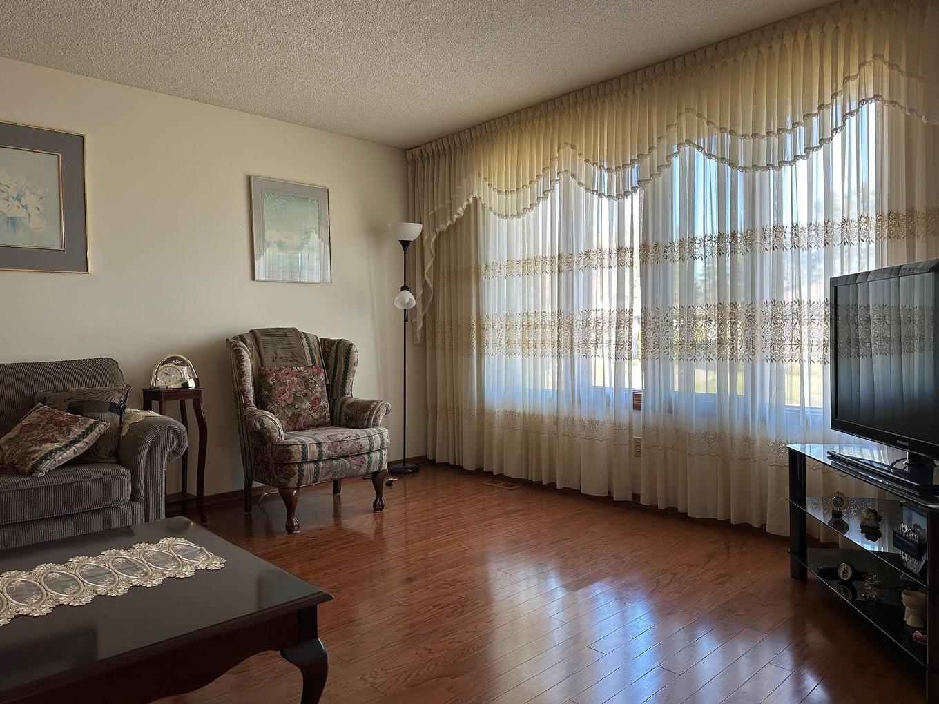 141 Cherry Ridge Road, Thunder Bay, ON - Indoor Photo Showing Living Room
