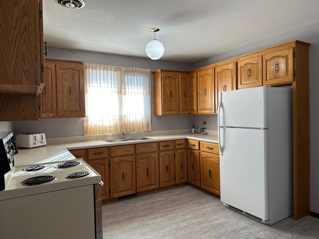 141 Cherry Ridge Road, Thunder Bay, ON - Indoor Photo Showing Kitchen With Double Sink