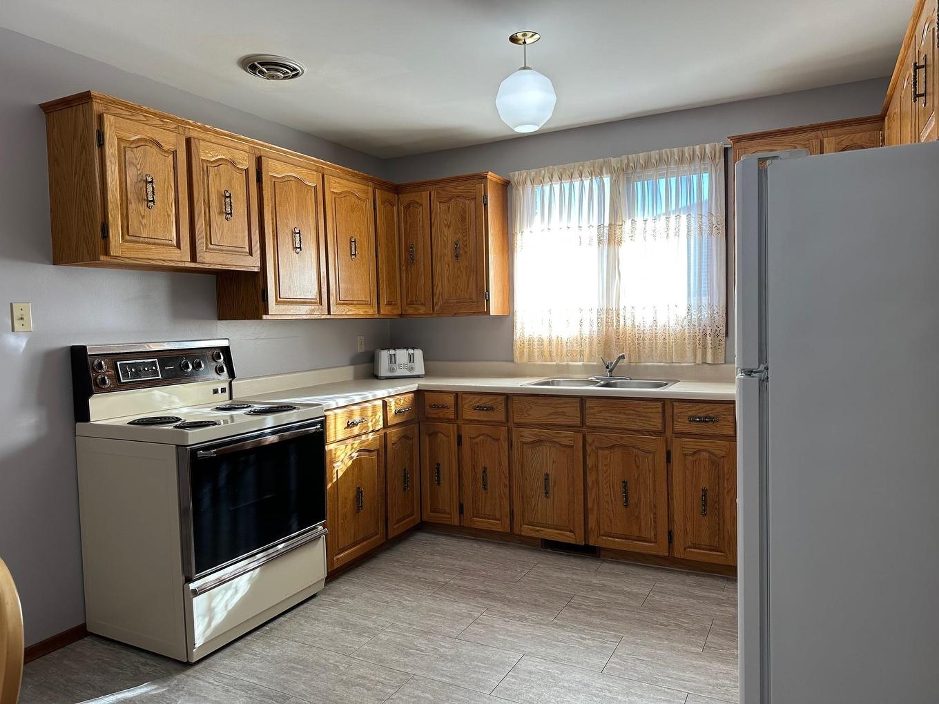 141 Cherry Ridge Road, Thunder Bay, ON - Indoor Photo Showing Kitchen With Double Sink