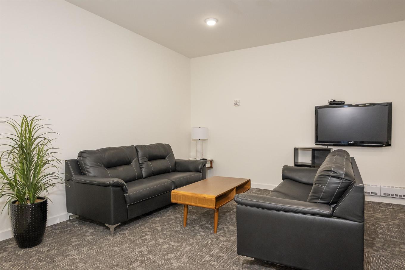 3211 96 High Street N, Thunder Bay, ON - Indoor Photo Showing Living Room