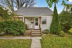1067 Dudley AVE  Winnipeg, MB R3M 1R5