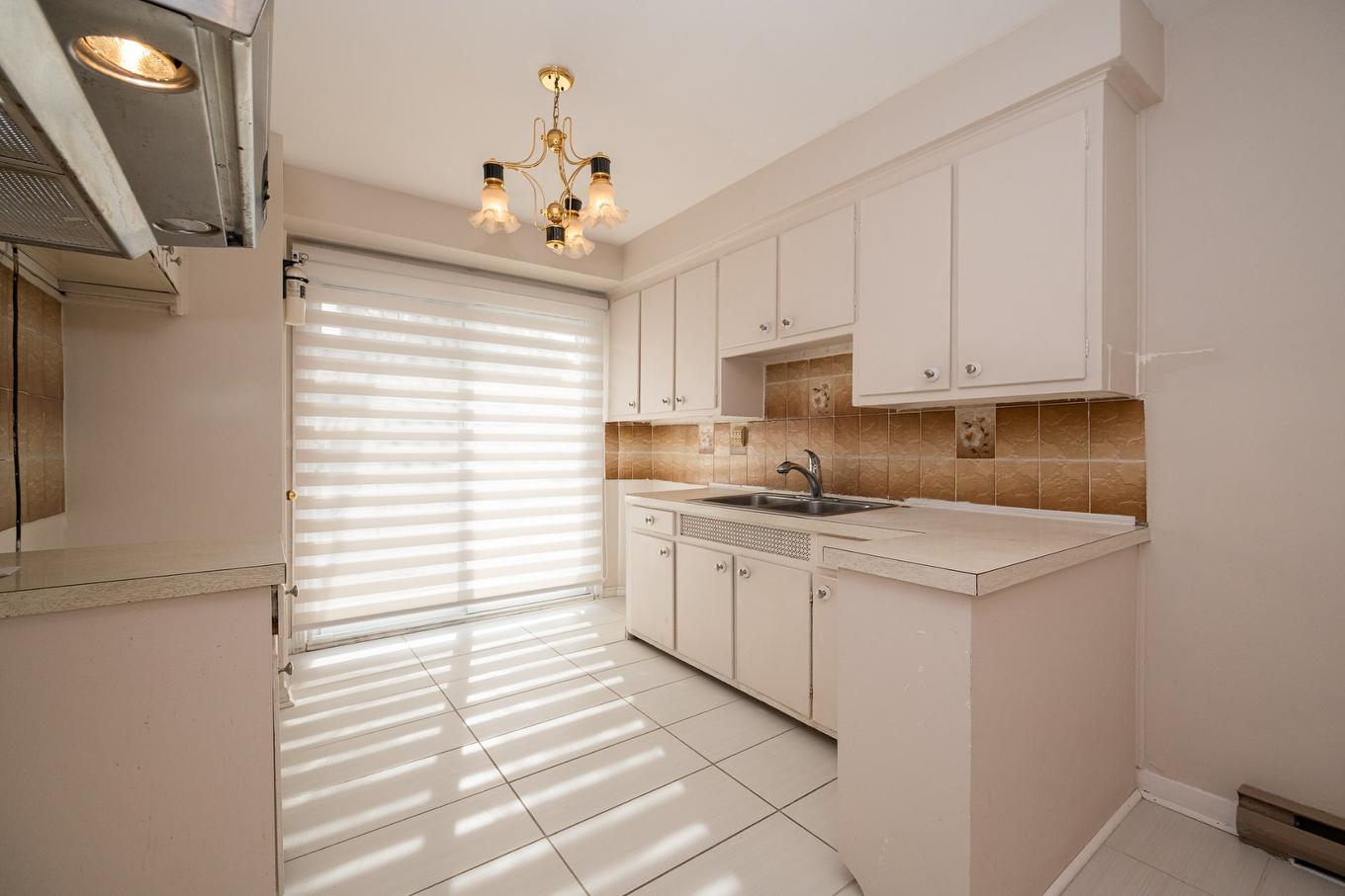 Cuisine - 1046 - 1048 Rue Mill Hill, Laval (Chomedey), QC - Indoor Photo Showing Kitchen With Double Sink