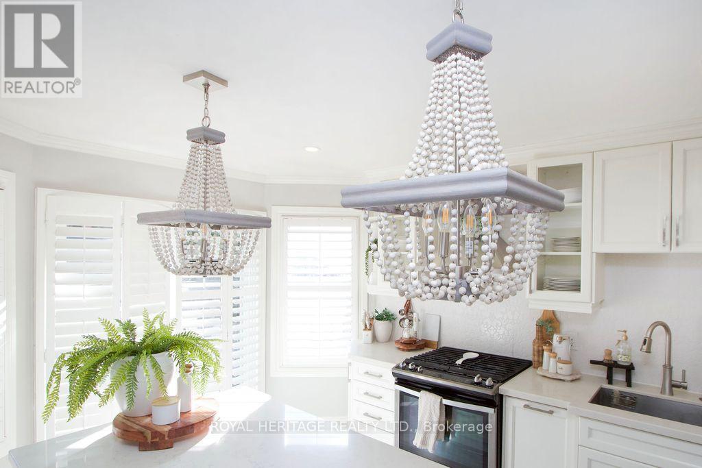 66 Fieldnest Crescent, Whitby (Rolling Acres), ON - Indoor Photo Showing Kitchen With Upgraded Kitchen