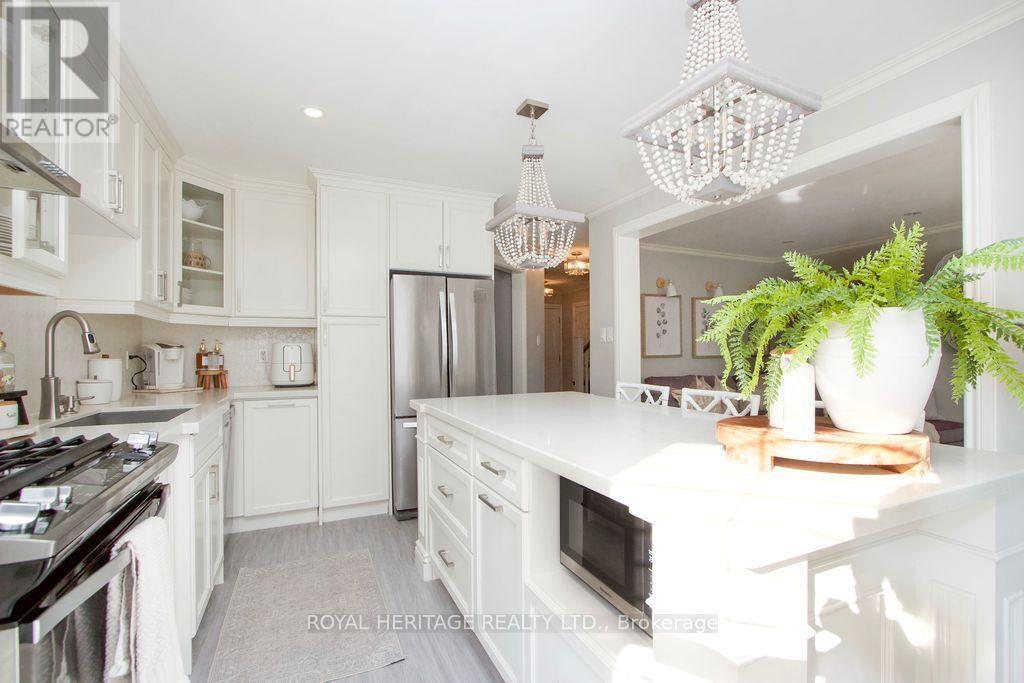 66 Fieldnest Crescent, Whitby (Rolling Acres), ON - Indoor Photo Showing Kitchen With Upgraded Kitchen