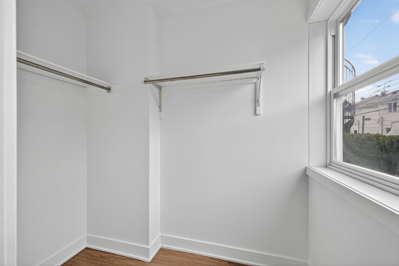 Penderie (Walk-in) - 100-16370 Rue Sherbrooke E., Montréal (Rivière-Des-Prairies/Pointe-Aux-Trembles), QC - Indoor