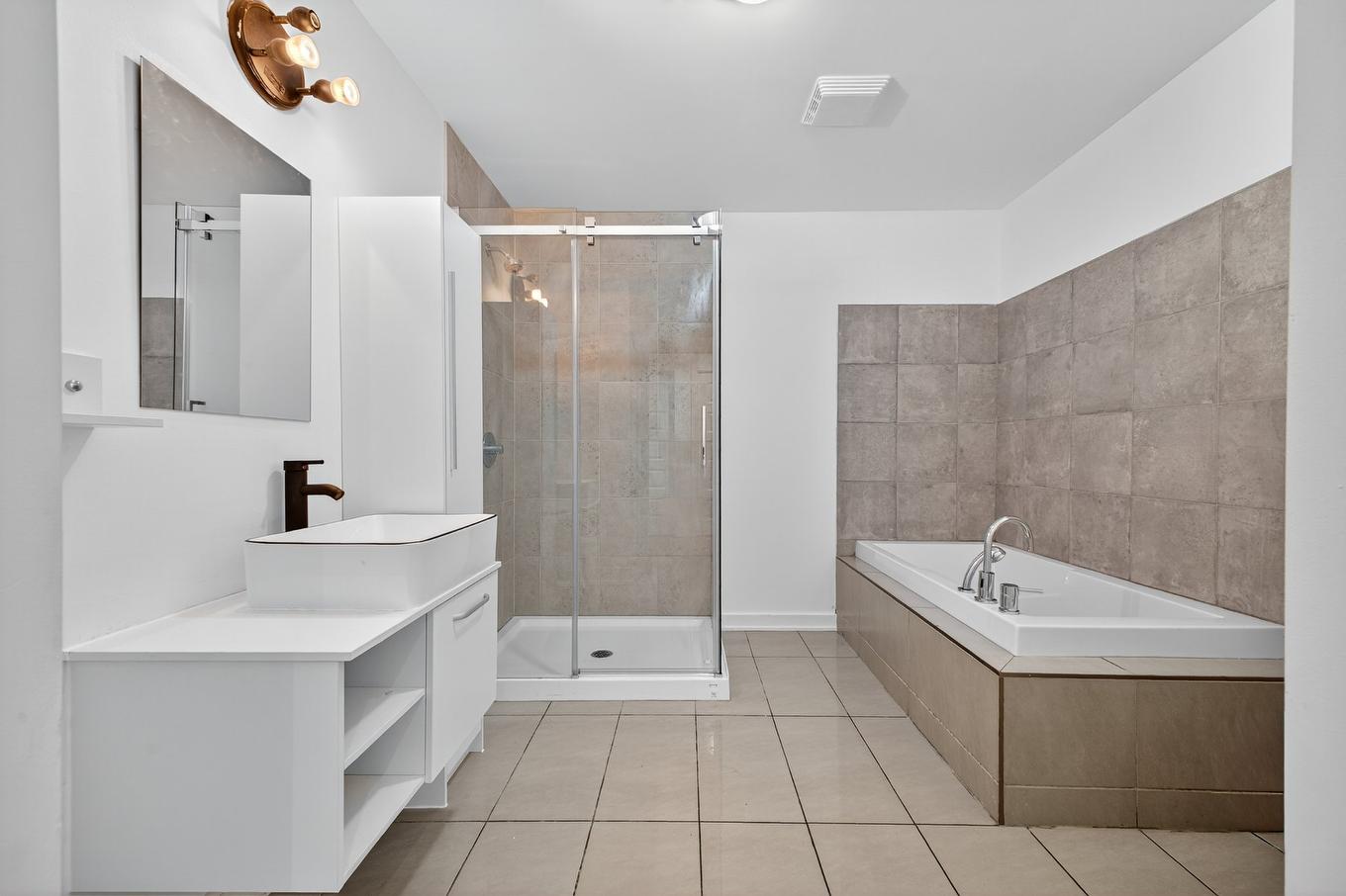 Salle de bains - 100-16370 Rue Sherbrooke E., Montréal (Rivière-Des-Prairies/Pointe-Aux-Trembles), QC - Indoor Photo Showing Bathroom