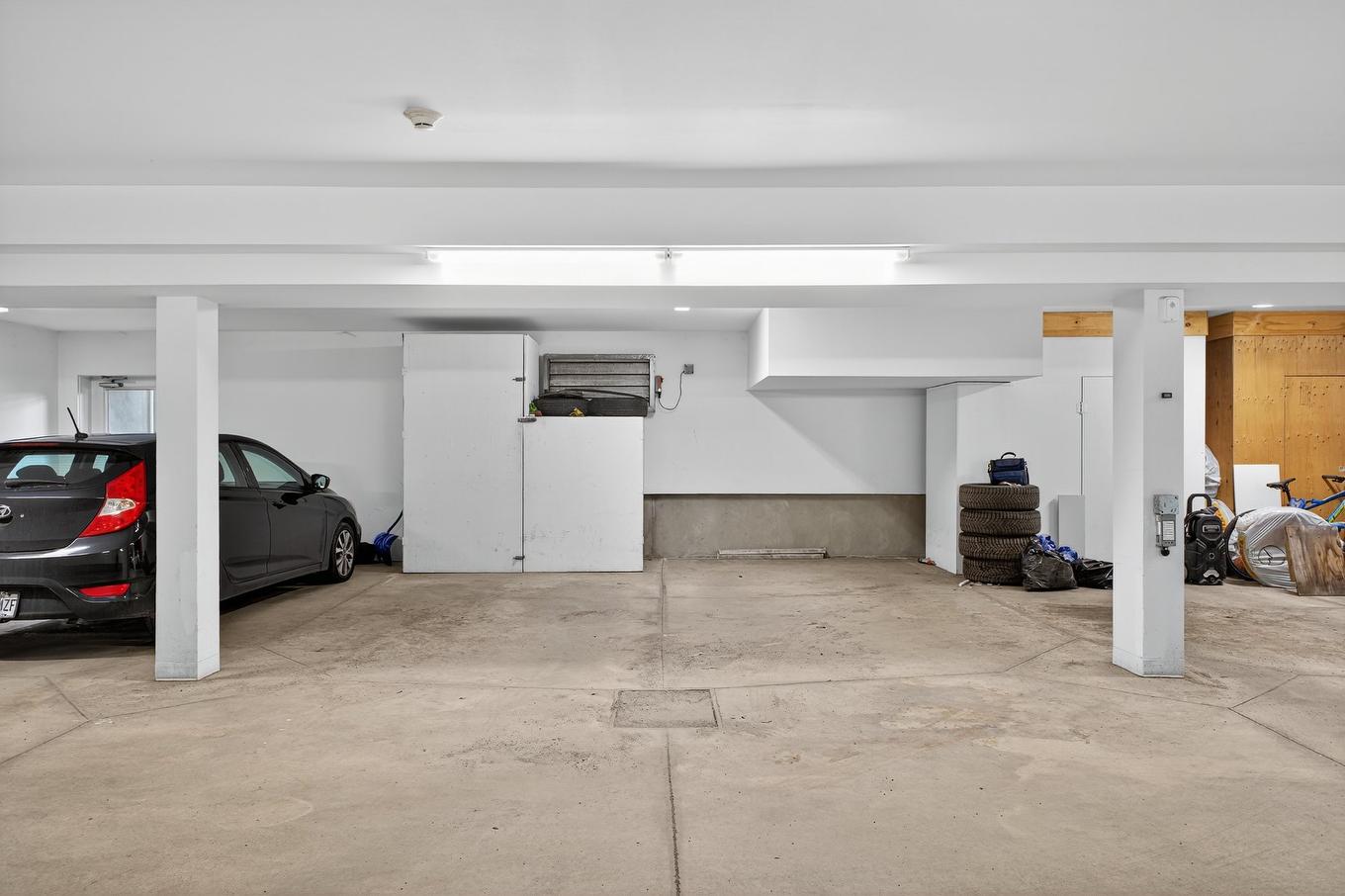 Garage - 100-16370 Rue Sherbrooke E., Montréal (Rivière-Des-Prairies/Pointe-Aux-Trembles), QC - Indoor