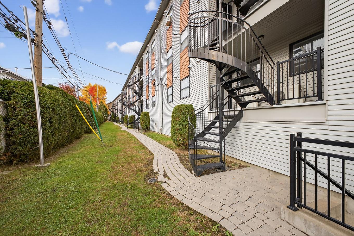 Face arrière - 100-16370 Rue Sherbrooke E., Montréal (Rivière-Des-Prairies/Pointe-Aux-Trembles), QC - Outdoor