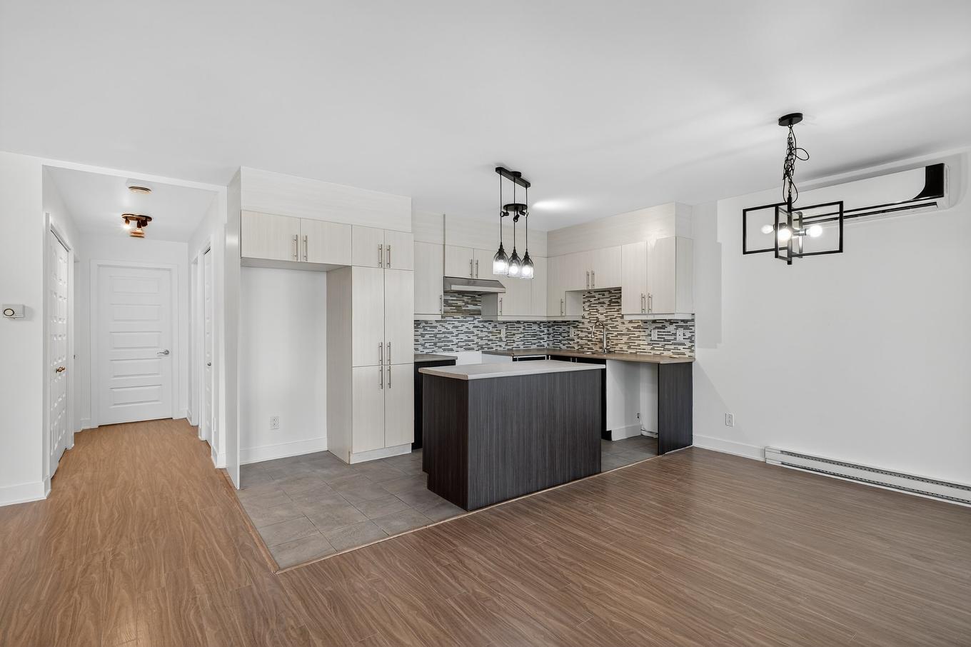 Cuisine - 100-16370 Rue Sherbrooke E., Montréal (Rivière-Des-Prairies/Pointe-Aux-Trembles), QC - Indoor Photo Showing Kitchen With Upgraded Kitchen