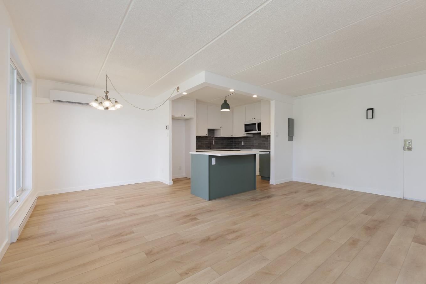 Living room - 303-350 Rue Querbes, Vaudreuil-Dorion, QC - Indoor Photo Showing Kitchen