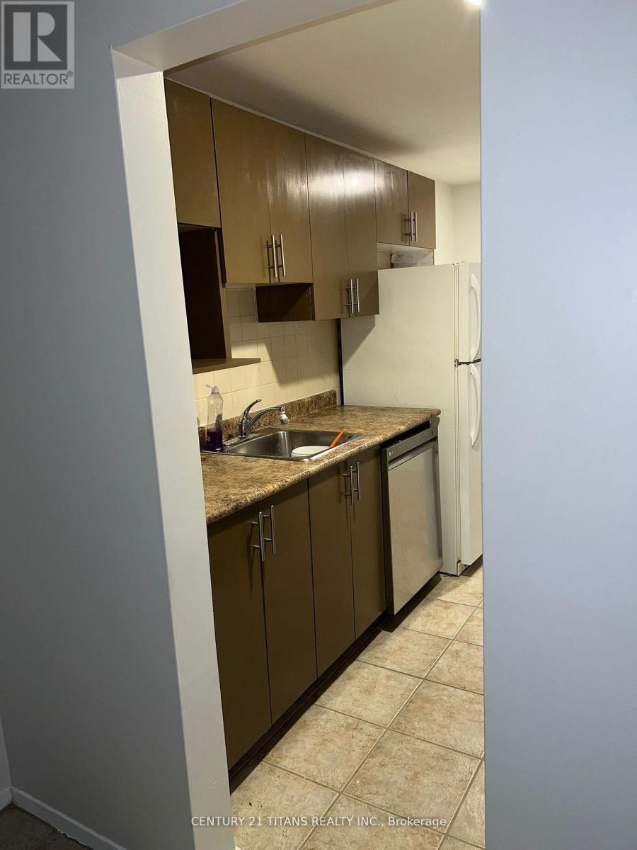 702 - 931 Wonderland Road, London South, ON - Indoor Photo Showing Kitchen