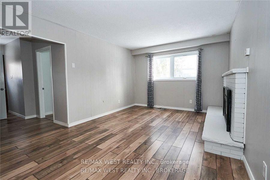 323 Centre Street, Shelburne, ON - Indoor With Fireplace