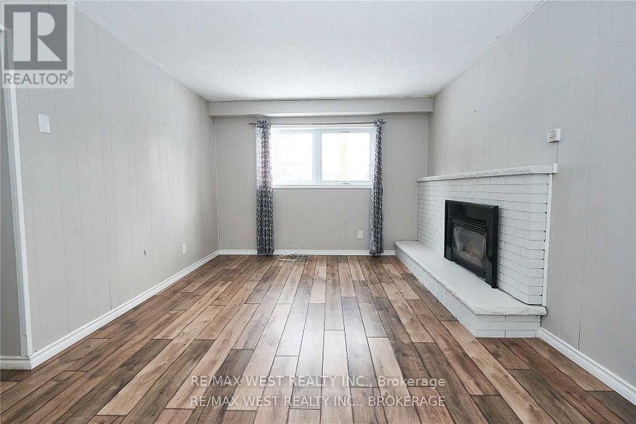 323 Centre Street, Shelburne, ON - Indoor Photo Showing Living Room With Fireplace