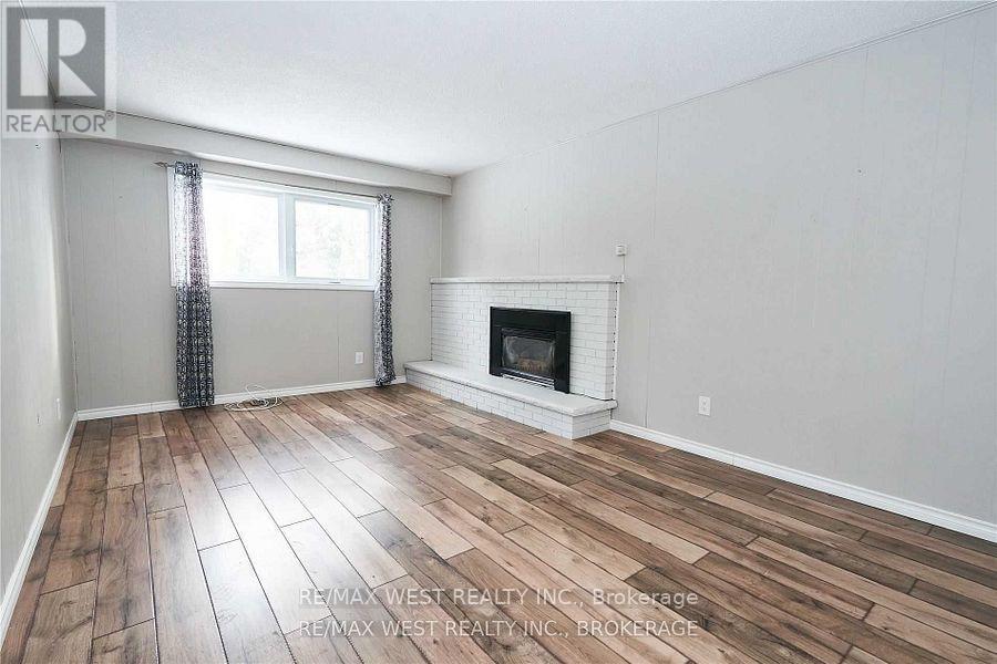 323 Centre Street, Shelburne, ON - Indoor Photo Showing Living Room With Fireplace
