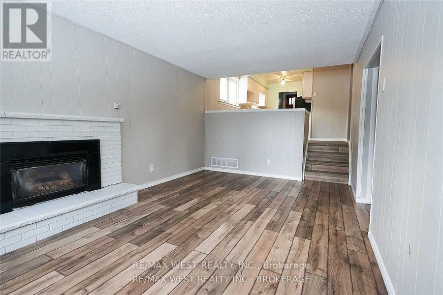 323 Centre Street, Shelburne, ON - Indoor Photo Showing Living Room With Fireplace