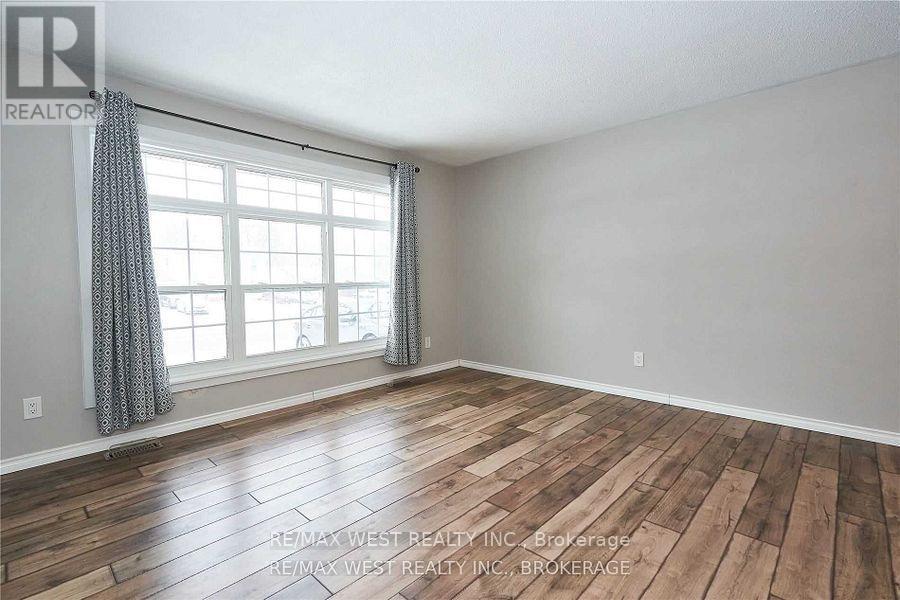 323 Centre Street, Shelburne, ON - Indoor Photo Showing Other Room