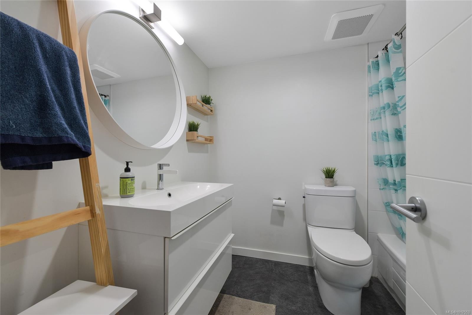 208-955 Dingley Dell, Esquimalt, BC - Indoor Photo Showing Bathroom