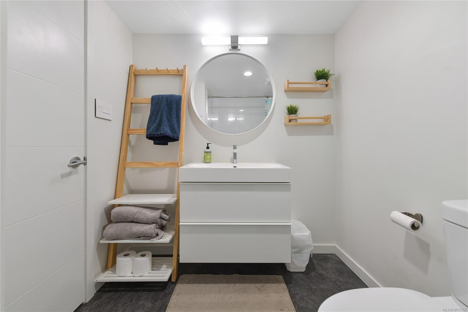 208-955 Dingley Dell, Esquimalt, BC - Indoor Photo Showing Bathroom