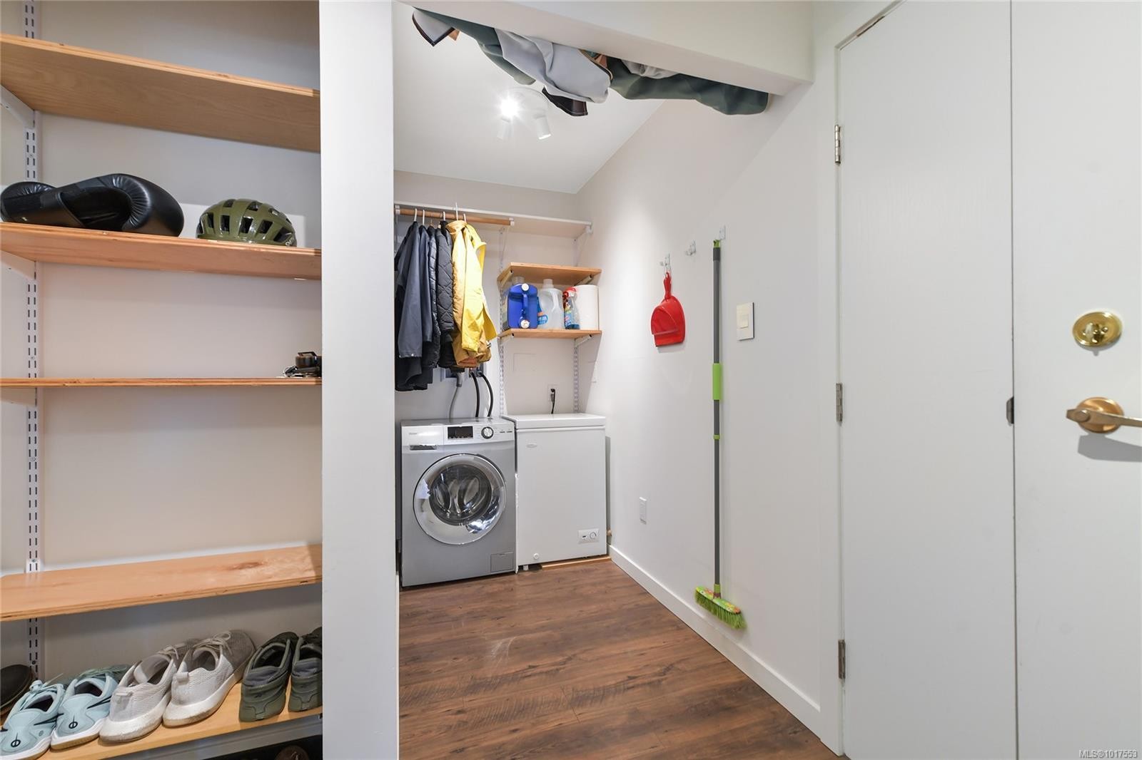 208-955 Dingley Dell, Esquimalt, BC - Indoor Photo Showing Laundry Room