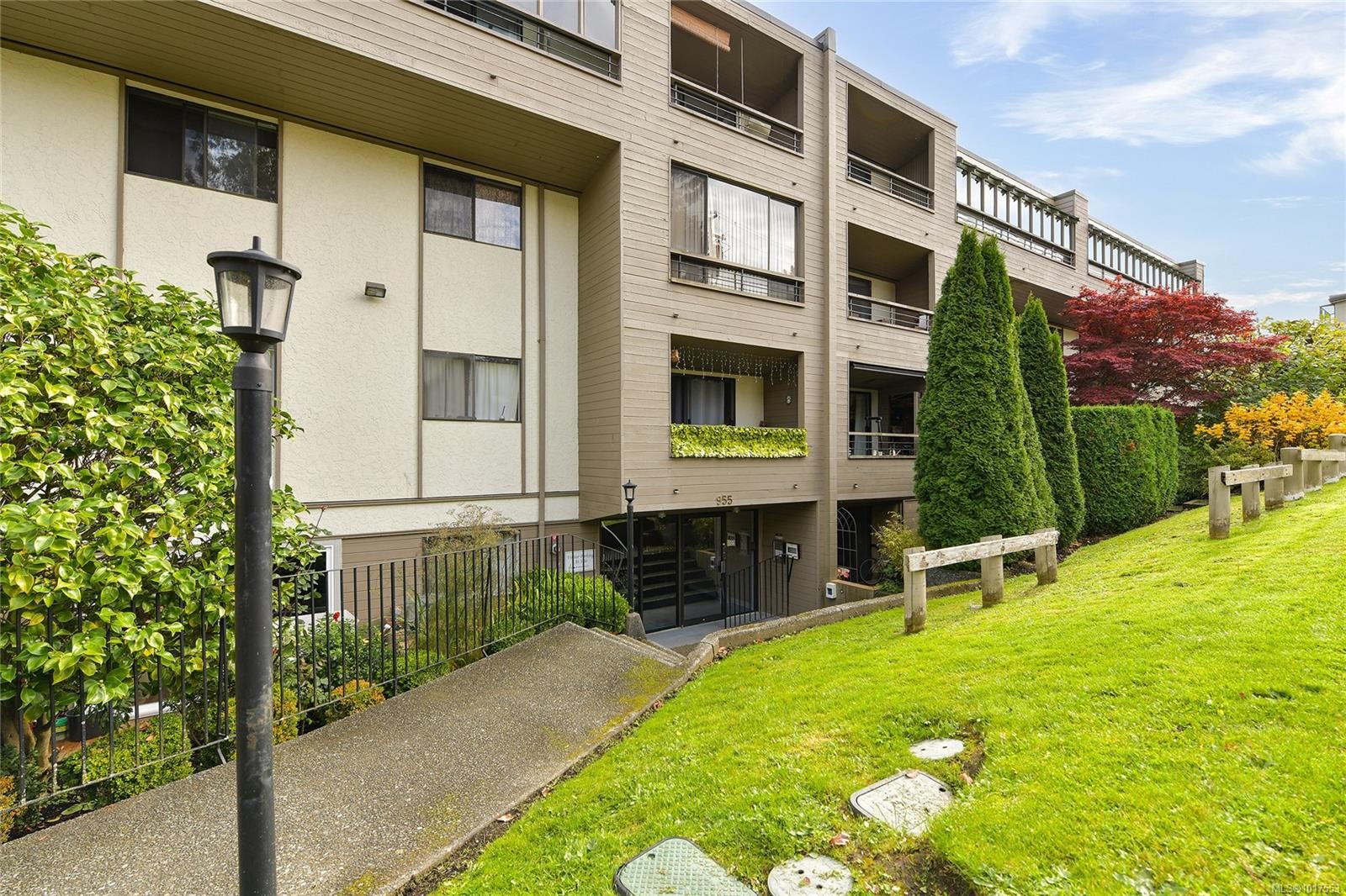 208-955 Dingley Dell, Esquimalt, BC - Outdoor