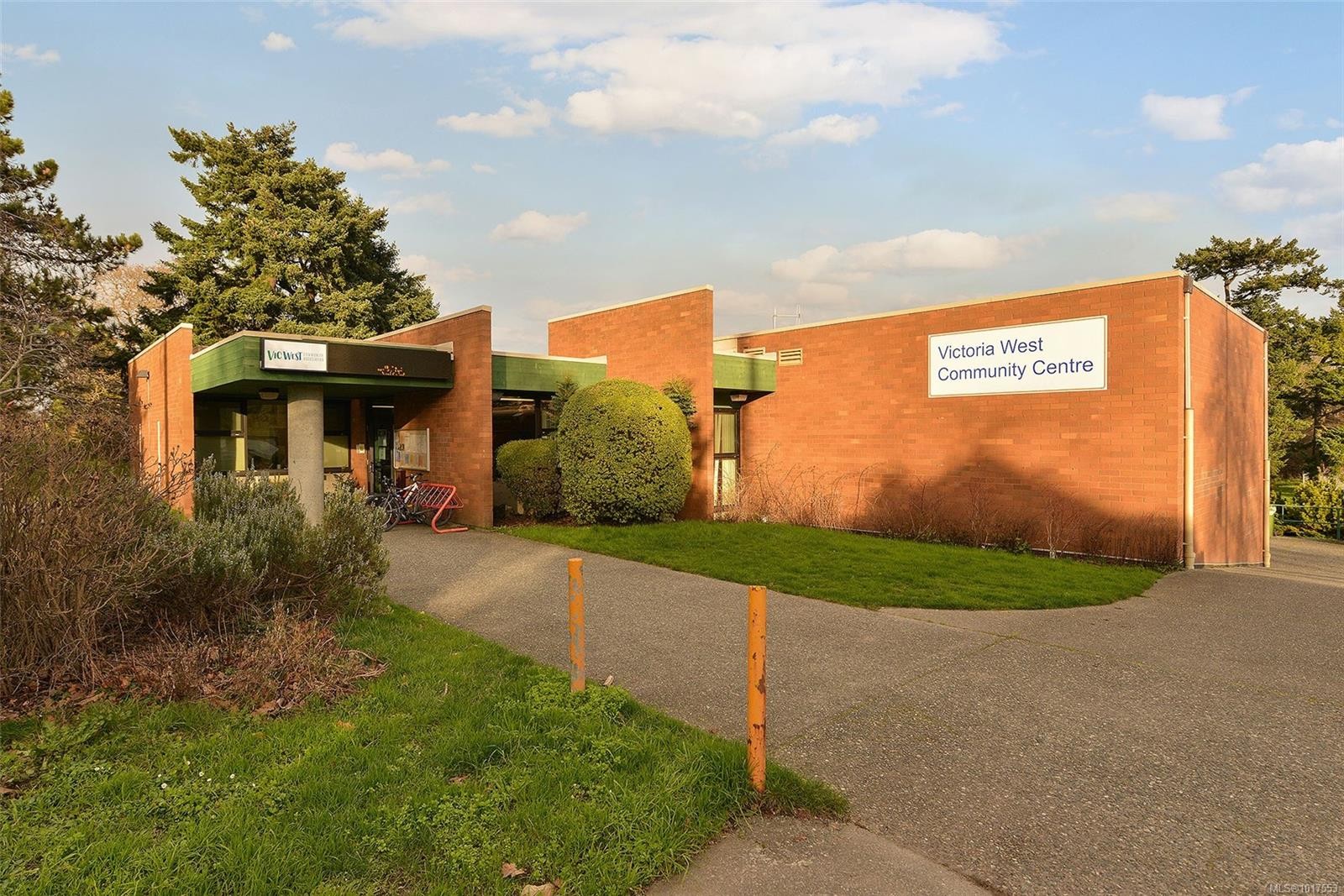 208-955 Dingley Dell, Esquimalt, BC - Outdoor