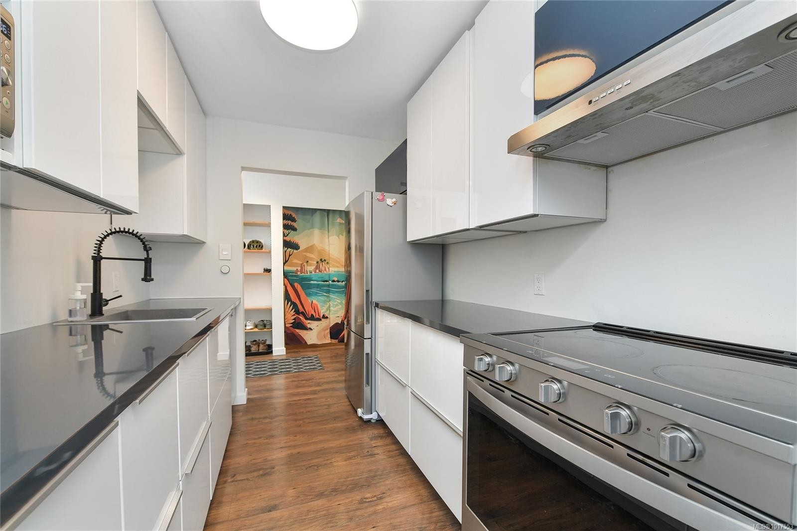 208-955 Dingley Dell, Esquimalt, BC - Indoor Photo Showing Kitchen