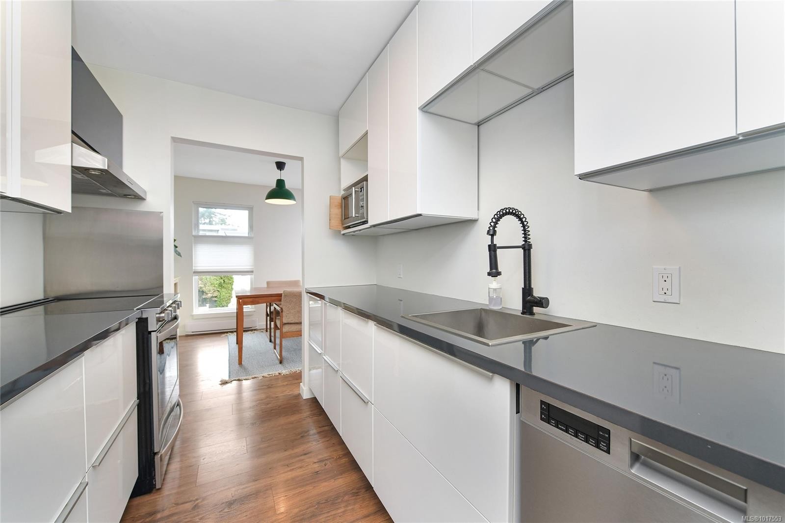 208-955 Dingley Dell, Esquimalt, BC - Indoor Photo Showing Kitchen
