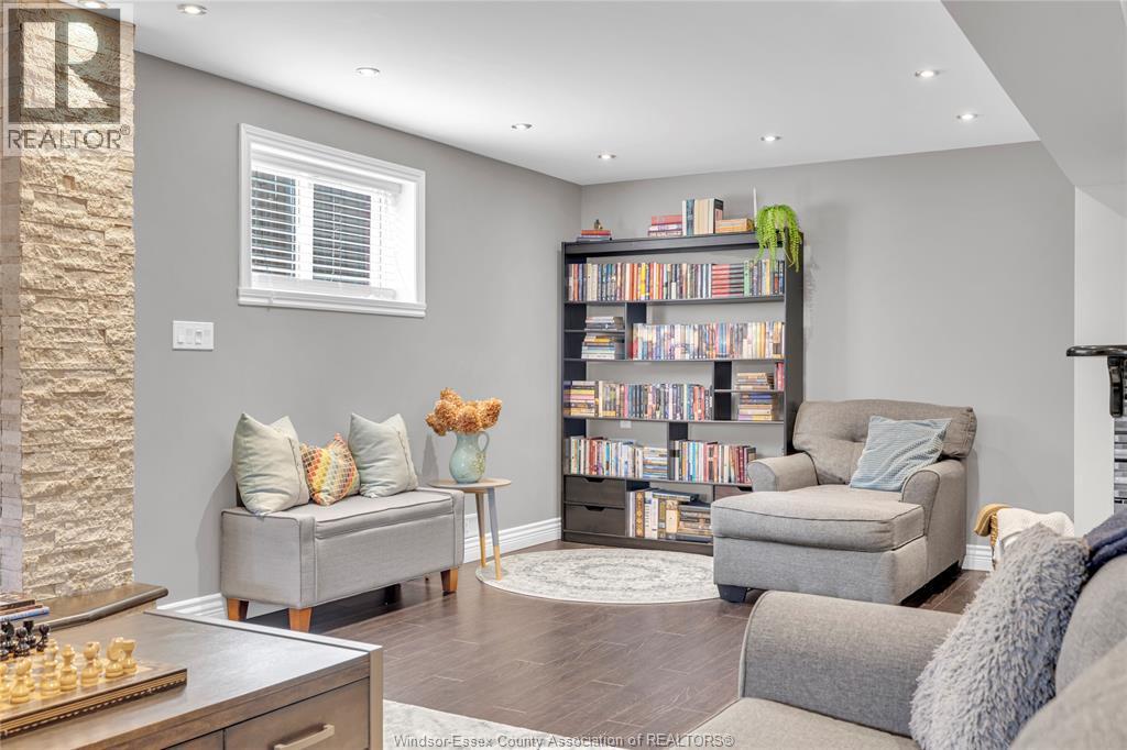 1099 Clover, Windsor, ON - Indoor Photo Showing Living Room
