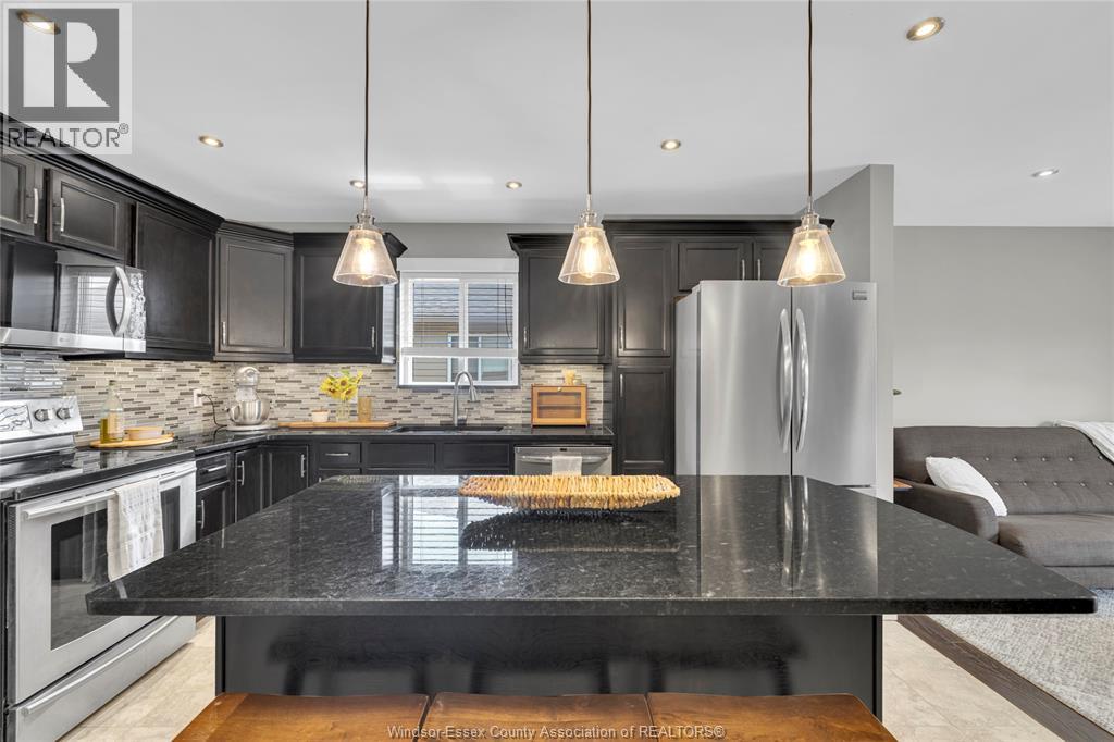 1099 Clover, Windsor, ON - Indoor Photo Showing Kitchen With Upgraded Kitchen
