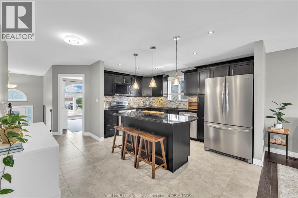 1099 Clover, Windsor, ON - Indoor Photo Showing Kitchen With Upgraded Kitchen