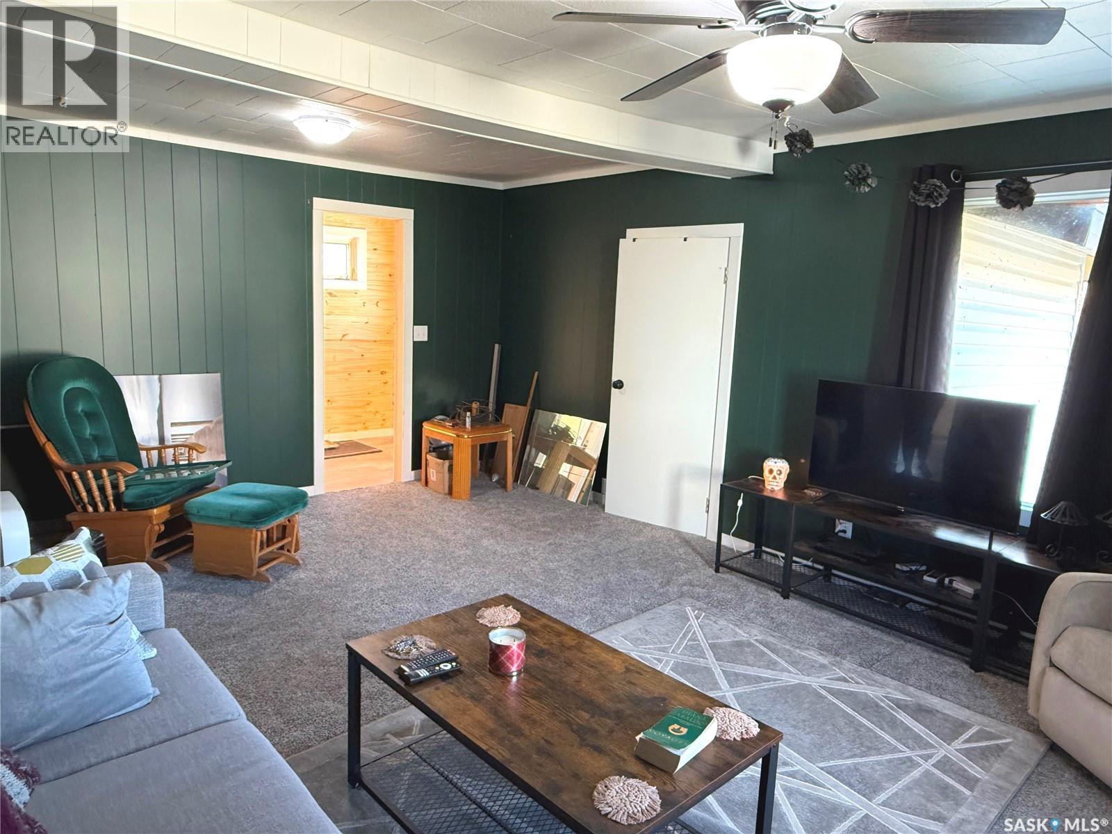 189 Pasqua Avenue N, Fort Qu'Appelle, SK - Indoor Photo Showing Living Room