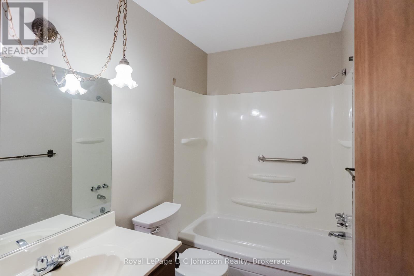 Upper level 4 pc - 665 7Th Street E, Owen Sound, ON - Indoor Photo Showing Bathroom