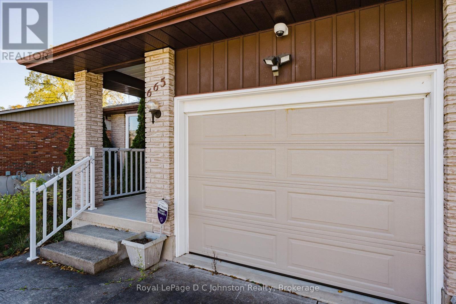 Stop paying rent and get into the market now! - 665 7Th Street E, Owen Sound, ON - Outdoor With Exterior