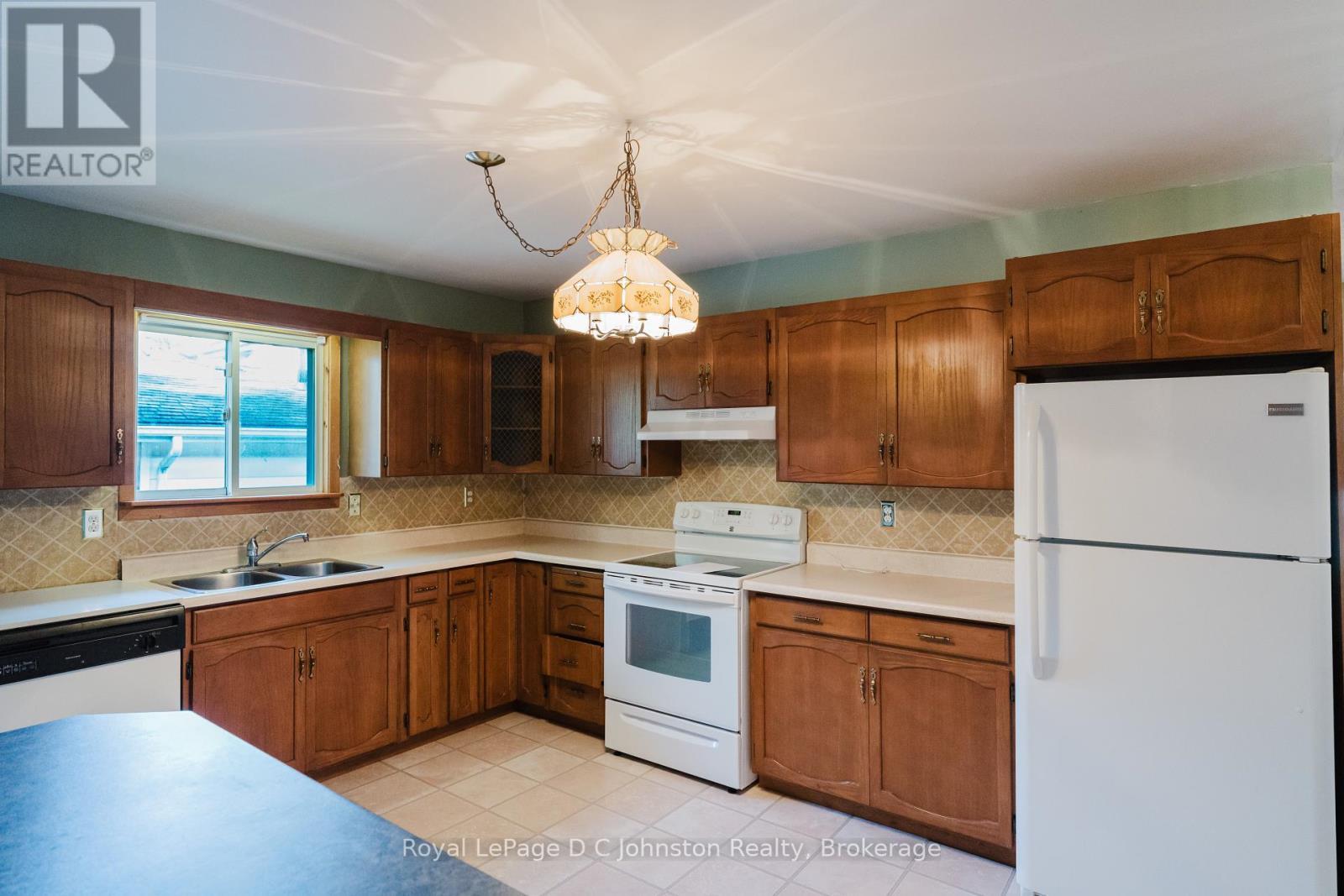 665 7Th Street E, Owen Sound, ON - Indoor Photo Showing Kitchen With Double Sink