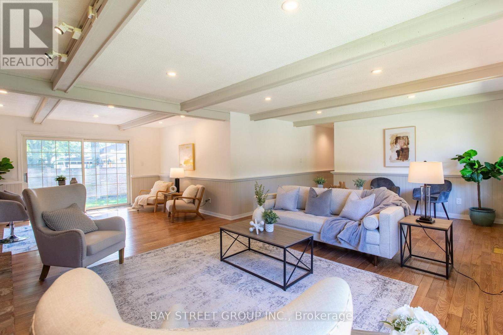 2 Parklane Crescent, St. Catharines, ON - Indoor Photo Showing Living Room