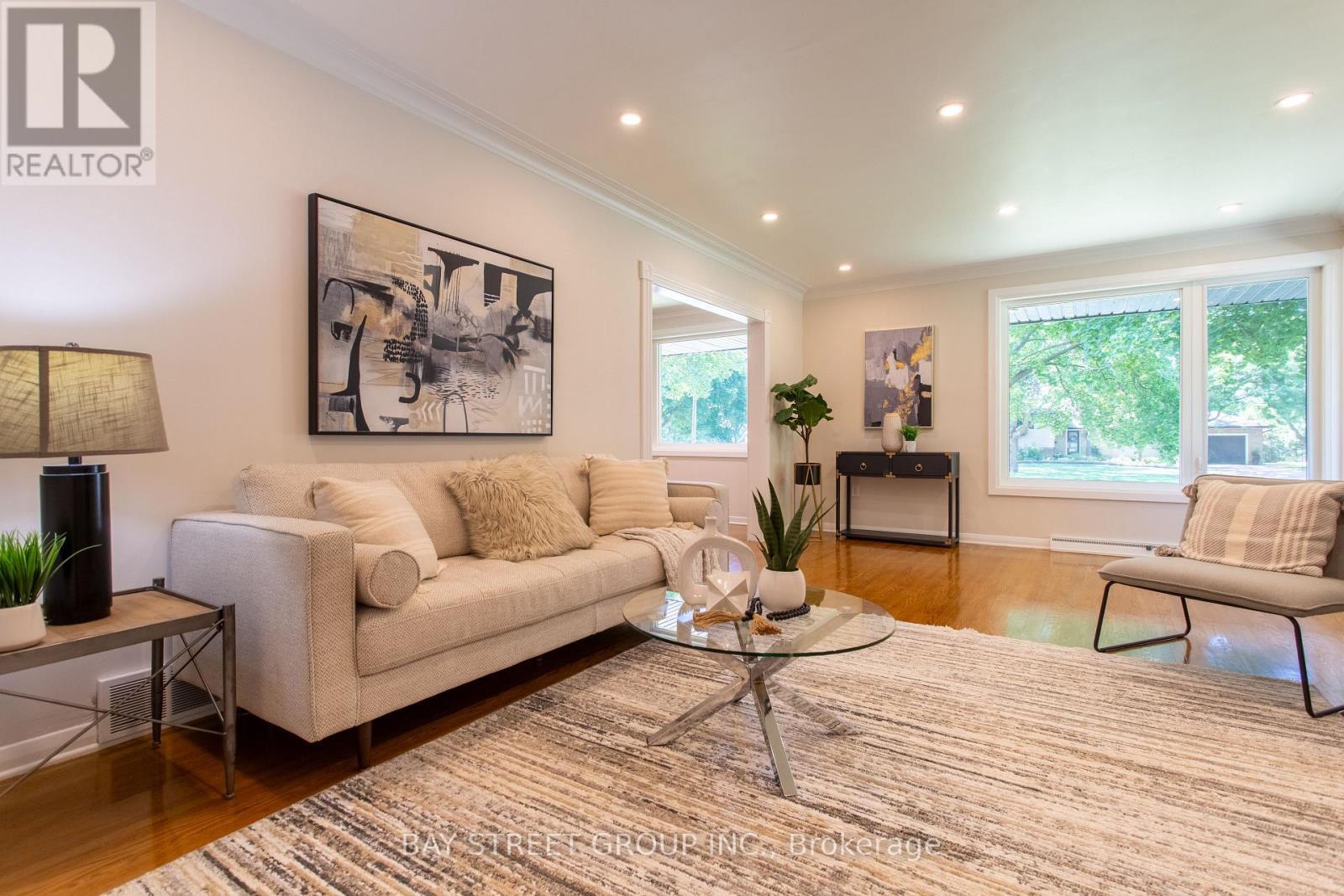 2 Parklane Crescent, St. Catharines, ON - Indoor Photo Showing Living Room