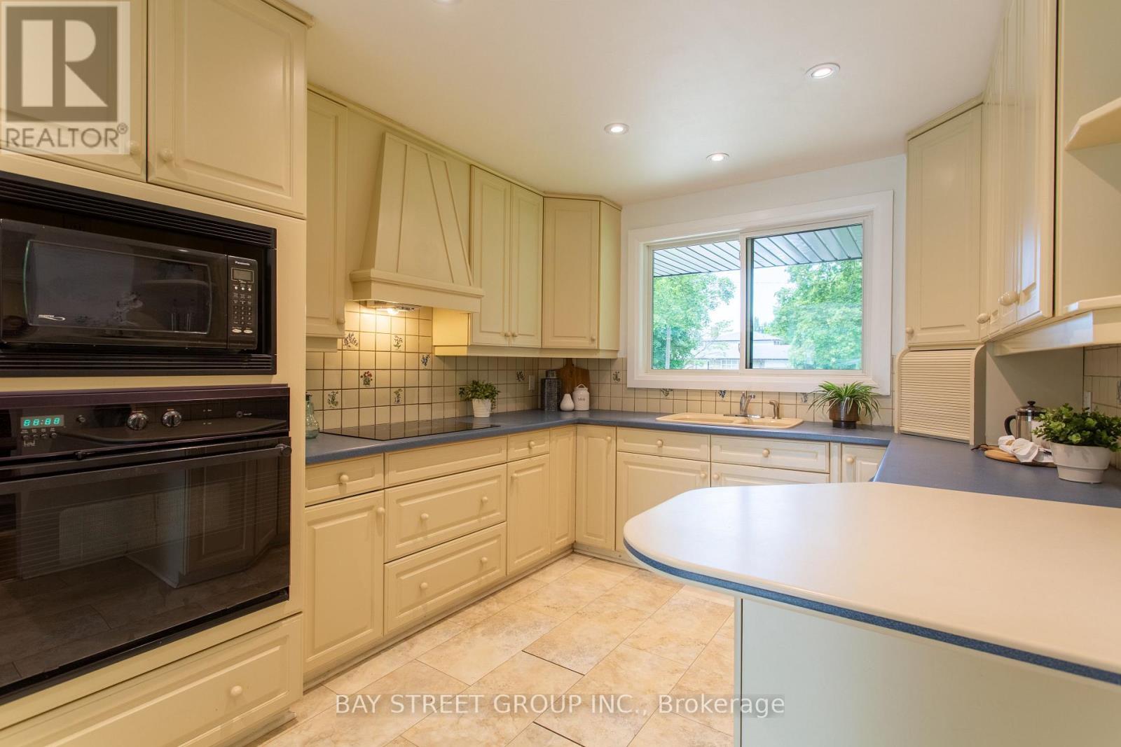 2 Parklane Crescent, St. Catharines, ON - Indoor Photo Showing Kitchen