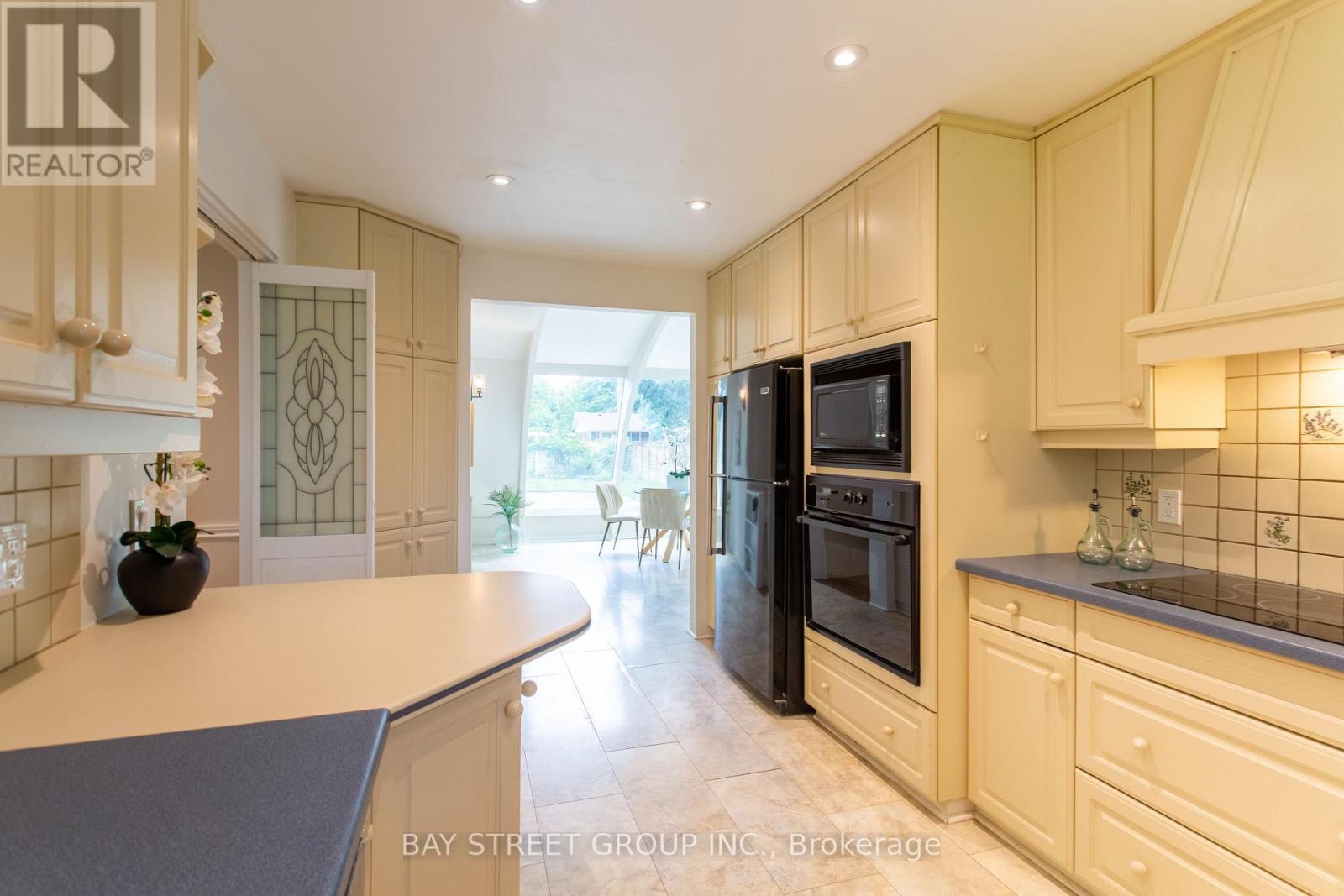 2 Parklane Crescent, St. Catharines, ON - Indoor Photo Showing Kitchen