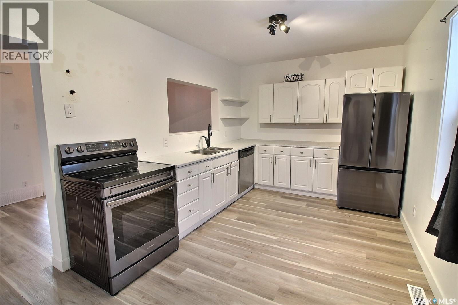 514 8Th Street E, Prince Albert, SK - Indoor Photo Showing Kitchen With Double Sink